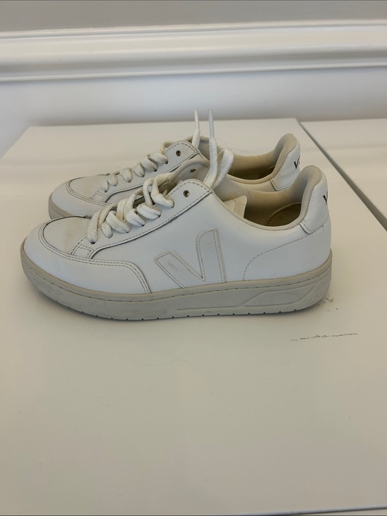 Veja Shoes - Veja White Minimal Leather Low-Top Sneakers